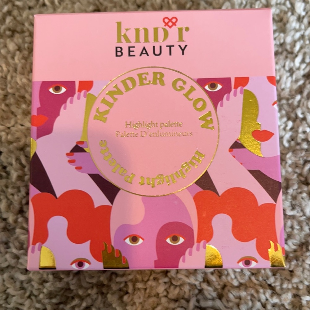 NIB Kinder Glow Highlighter Palette